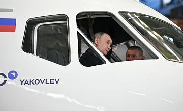 Путин с кресла пилота осмотрел кабину экипажа "Суперджета-100"