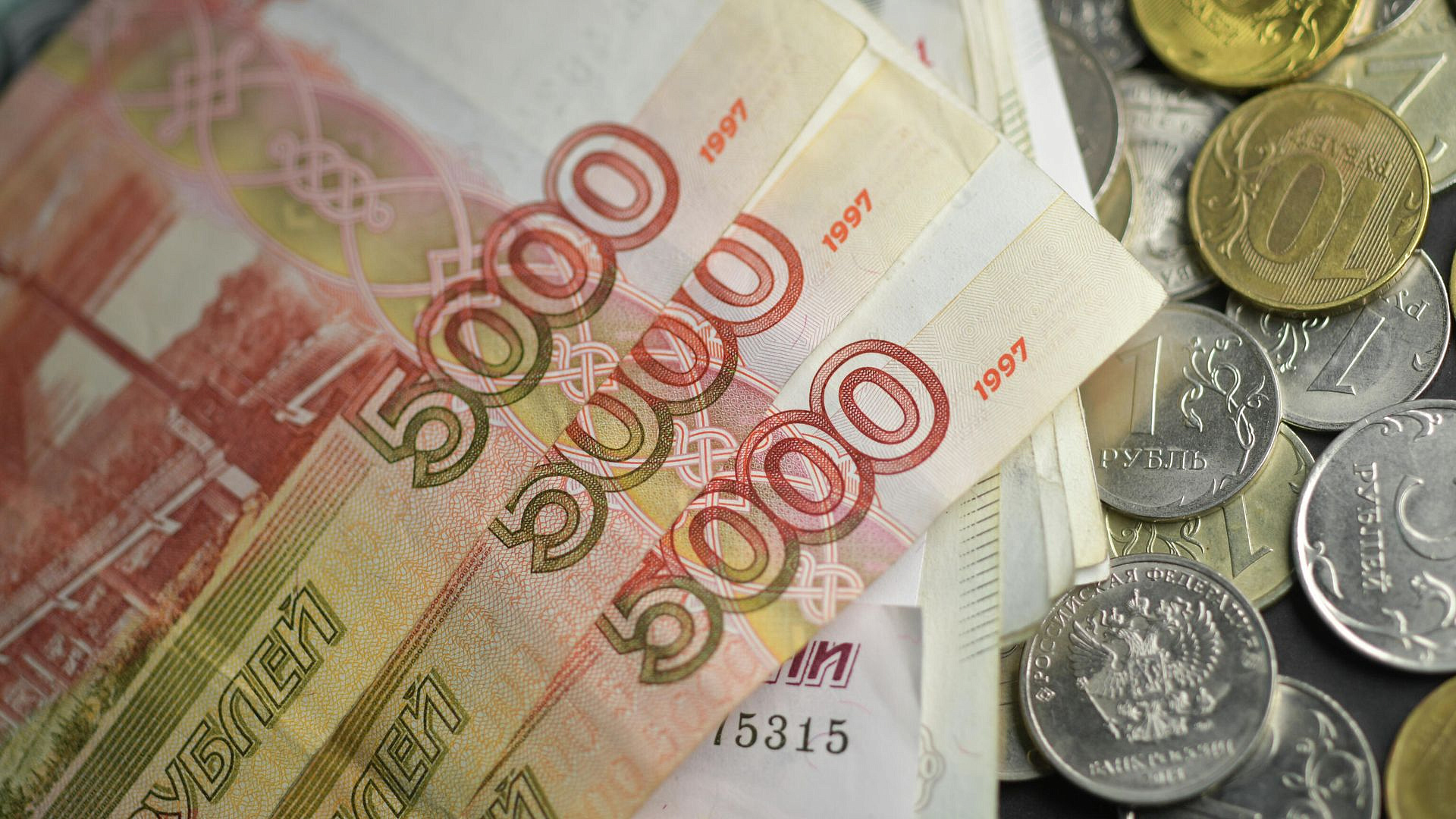 Экономист рассказала, как выгодно вложить сто тысяч рублей