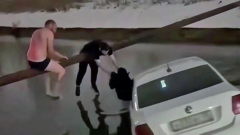 В Махачкале наградят мужчин, спасших женщину с ребенком из тонущей машины