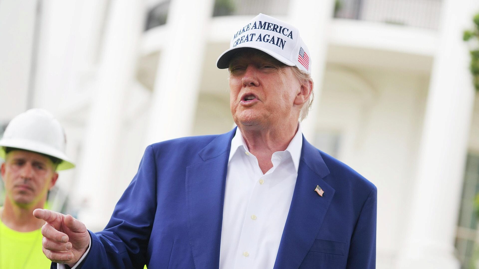 Во Франции впали в бешенство из-за шокирующего поступка Трампа