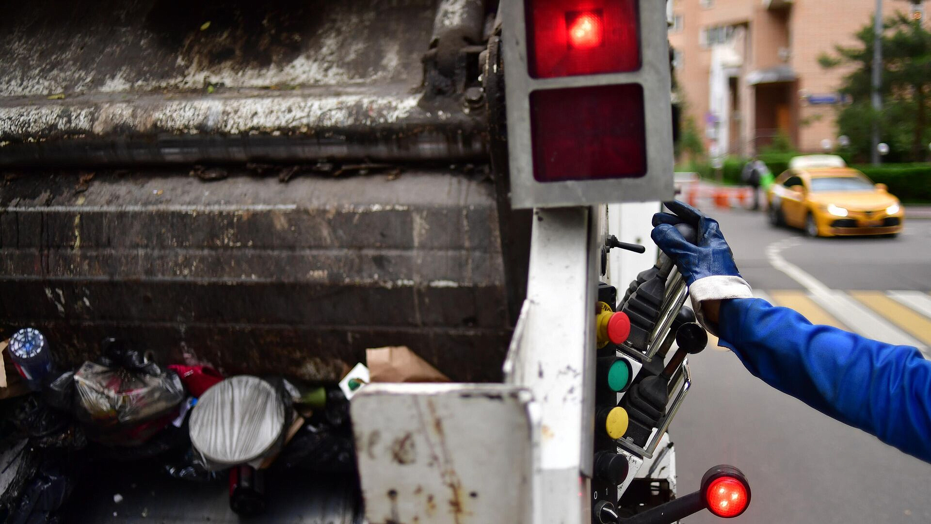 В Подмосковье мусоровоз задавил женщину