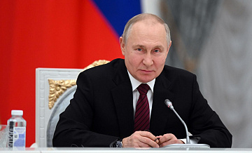 Путин в Краснодаре сел в кабину авиатренажера
