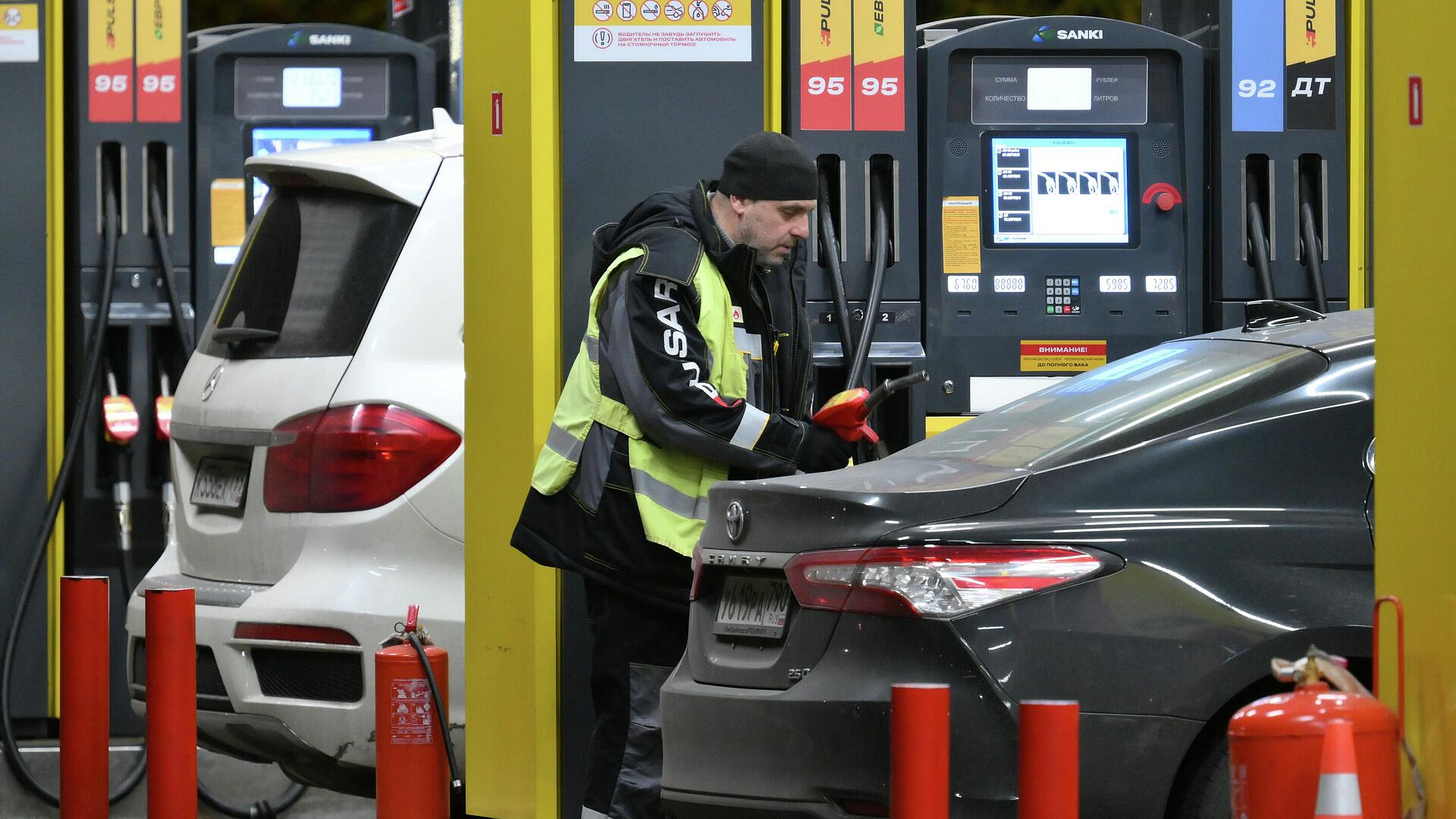 Росстат рассказал, на сколько выросла средняя цена бензина на АЗС в России
