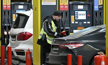 Росстат рассказал, на сколько выросла средняя цена бензина на АЗС в России