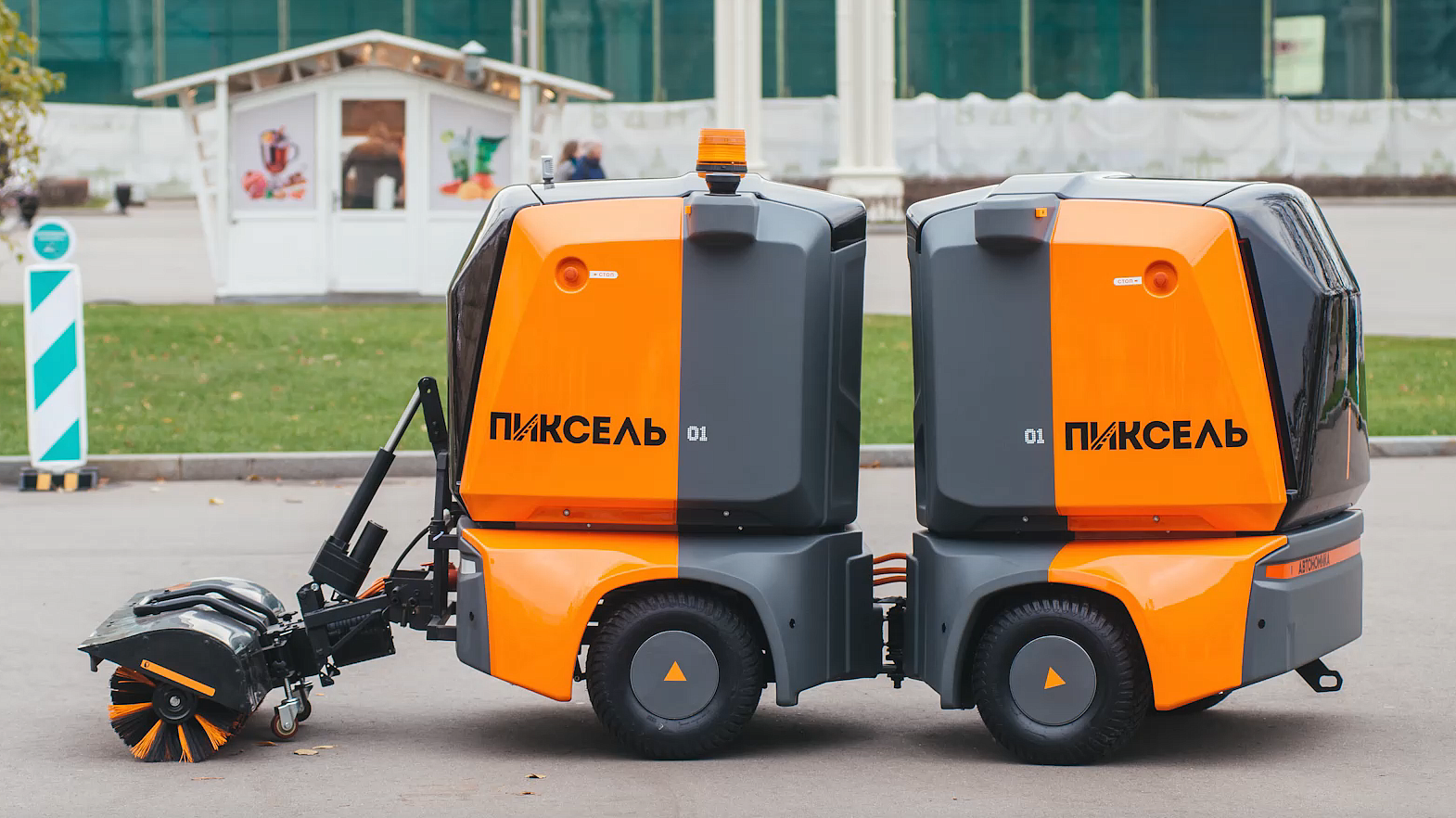 Робот-уборщик "Пиксель" появится еще на нескольких территориях Москвы