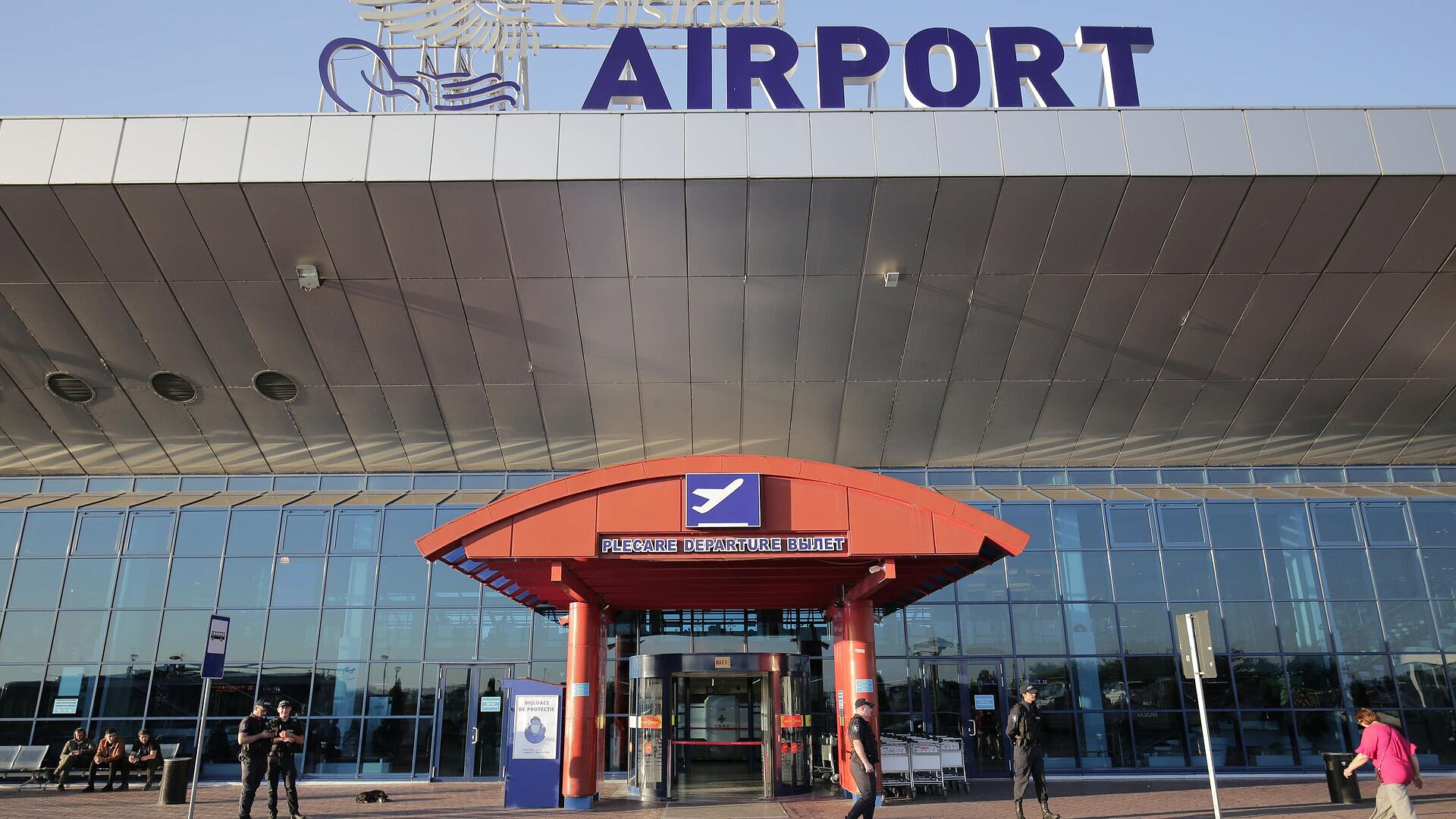 В аэропорту Кишинева усилили меры безопасности после инцидента с посылкой