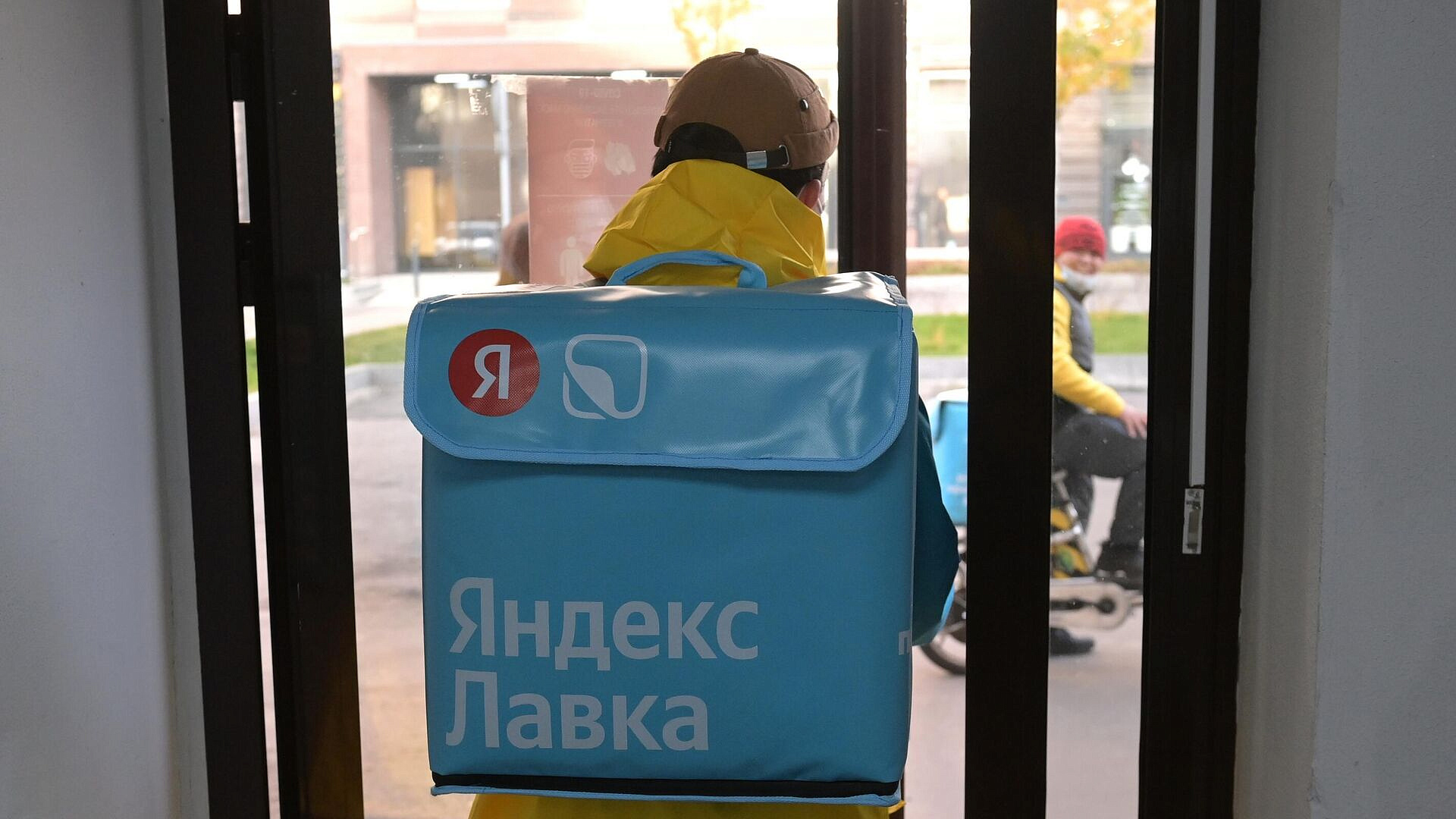 Курьерам хотят запретить хранить личные вещи в сумке для доставки