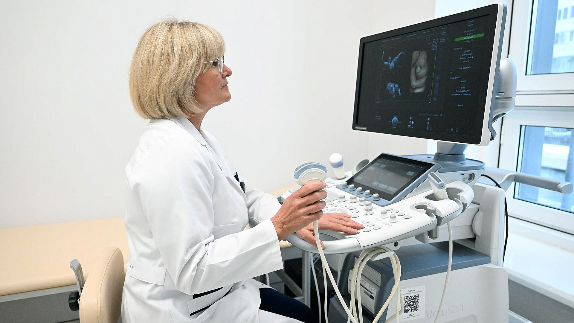 Россияне оплачивают лечение на сумму до двух триллионов рублей в год