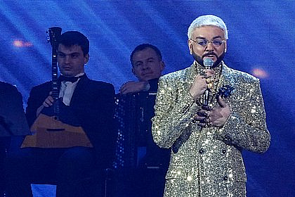 Российский боец подарил Киркорову семейное кольцо в ДНР