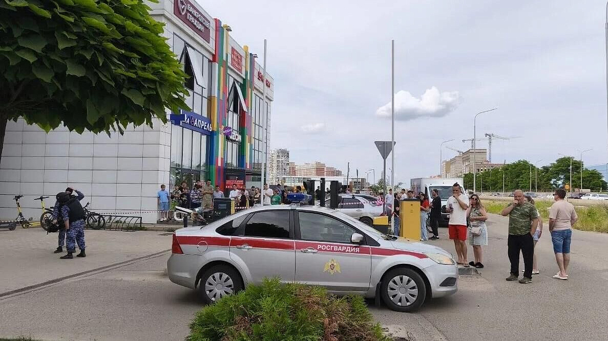 Нападавший бросил пиротехническое изделие в ТЦ в Краснодаре