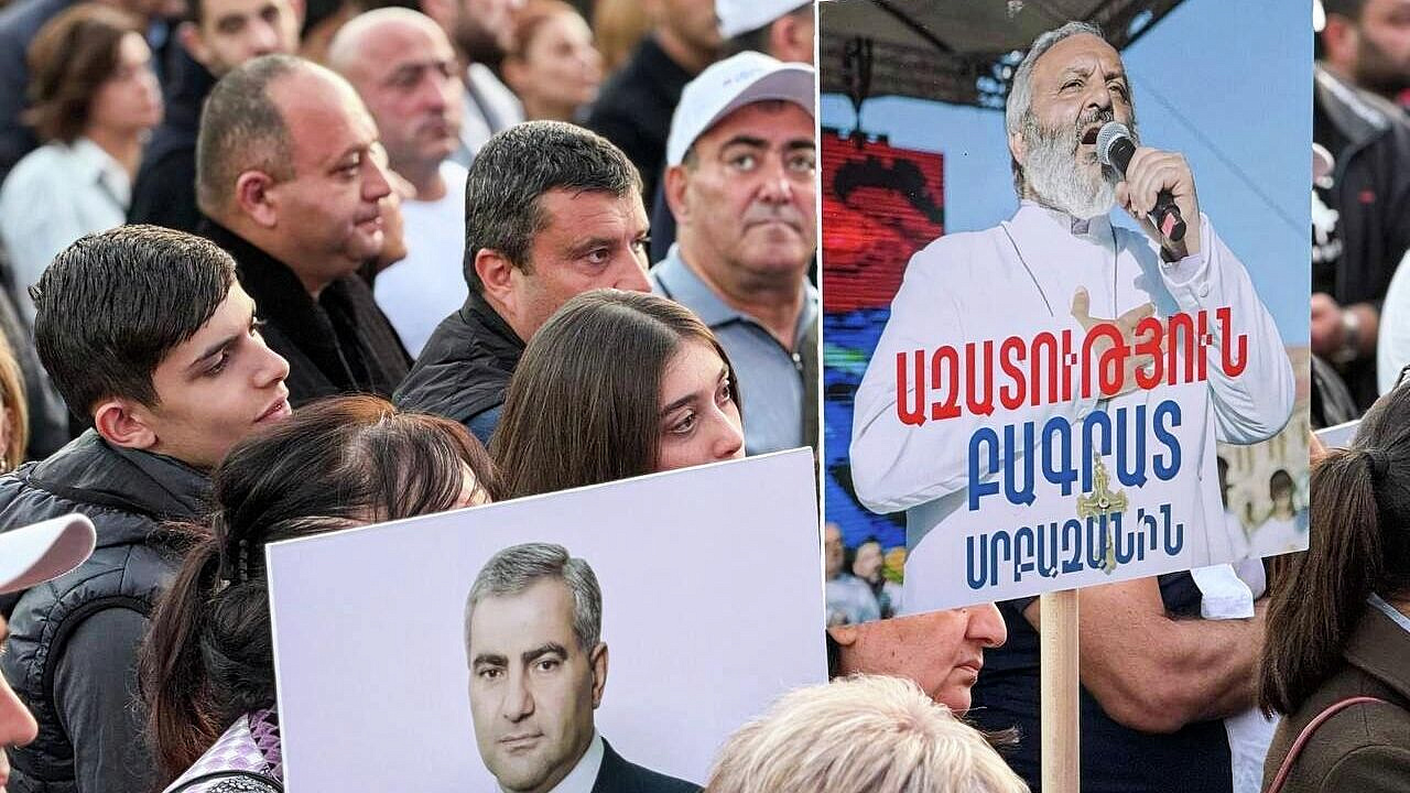 Протестующие в Армении дошли до здания Службы нацбезопасности