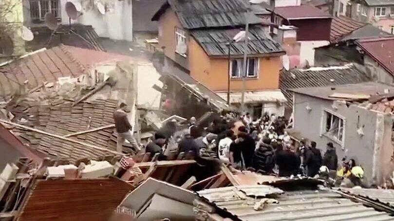 В Стамбуле из-под обломков рухнувших домов извлекли восемь человек