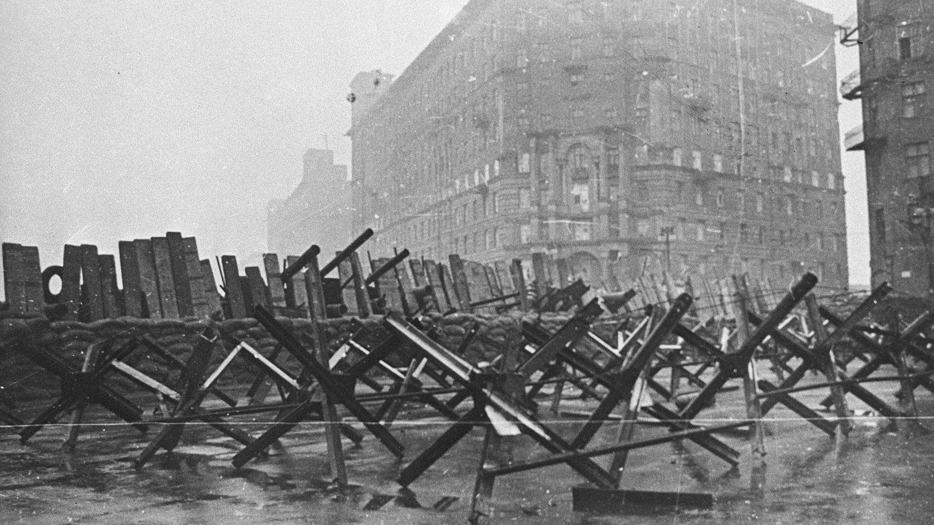 Авиабомба в июле 1941 года попала в театр Вахтангова, заявили в Росархиве
