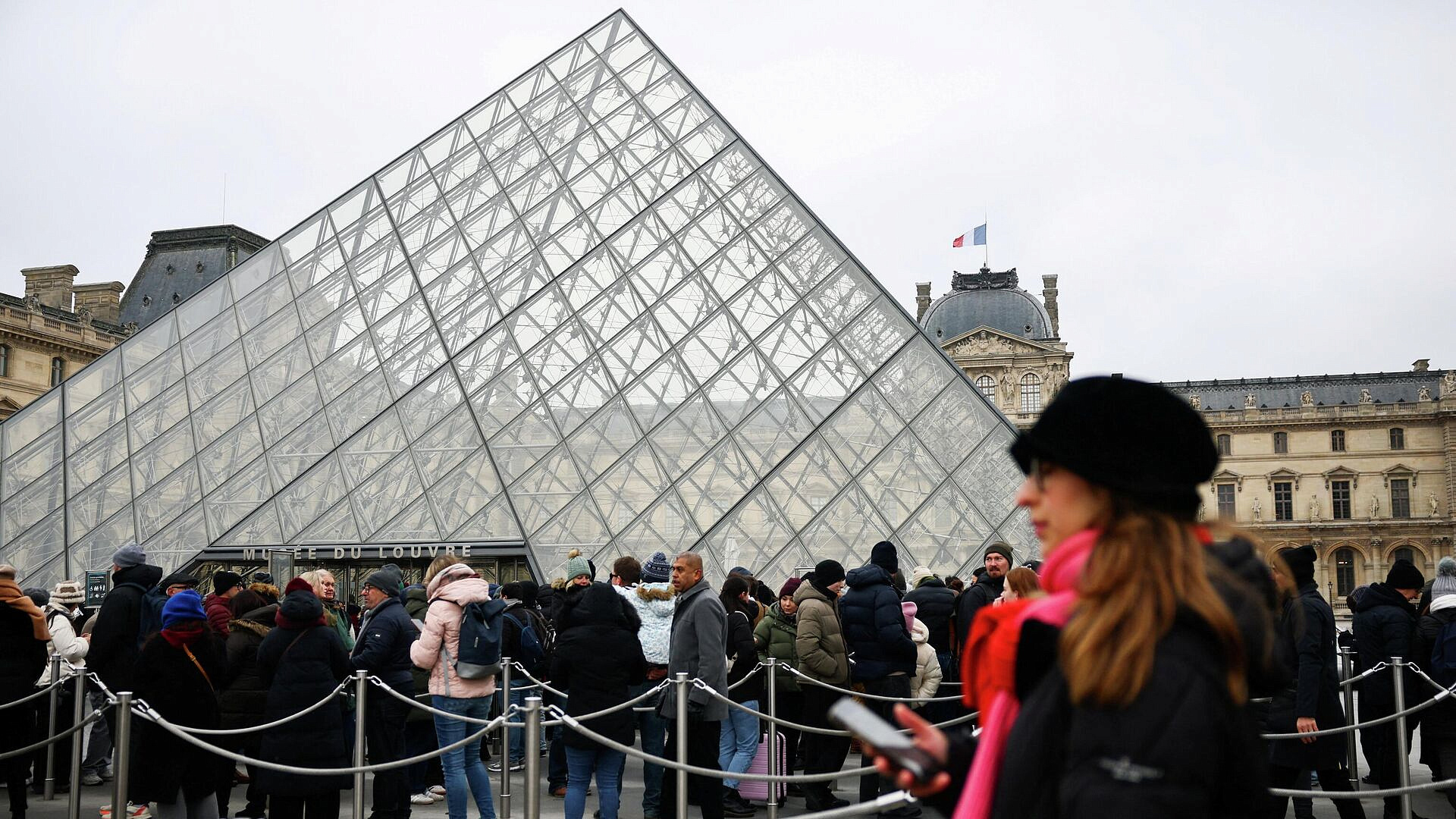 Некоторые произведения в Лувре могли повредиться из-за протечки, пишут СМИ