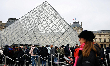 Некоторые произведения в Лувре могли повредиться из-за протечки, пишут СМИ