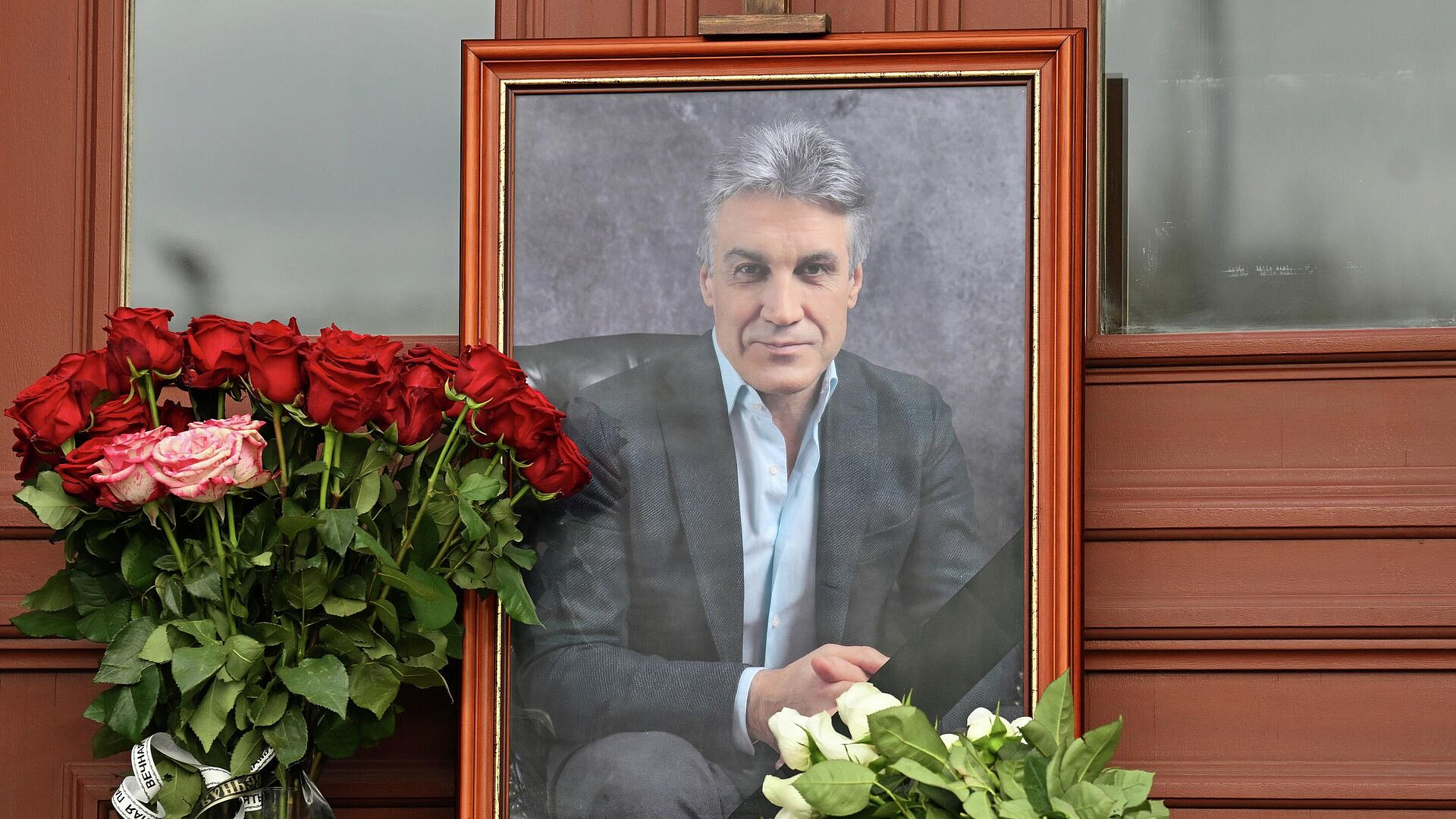 Путин прислал венок на церемонию прощания с телеведущим Пимановым