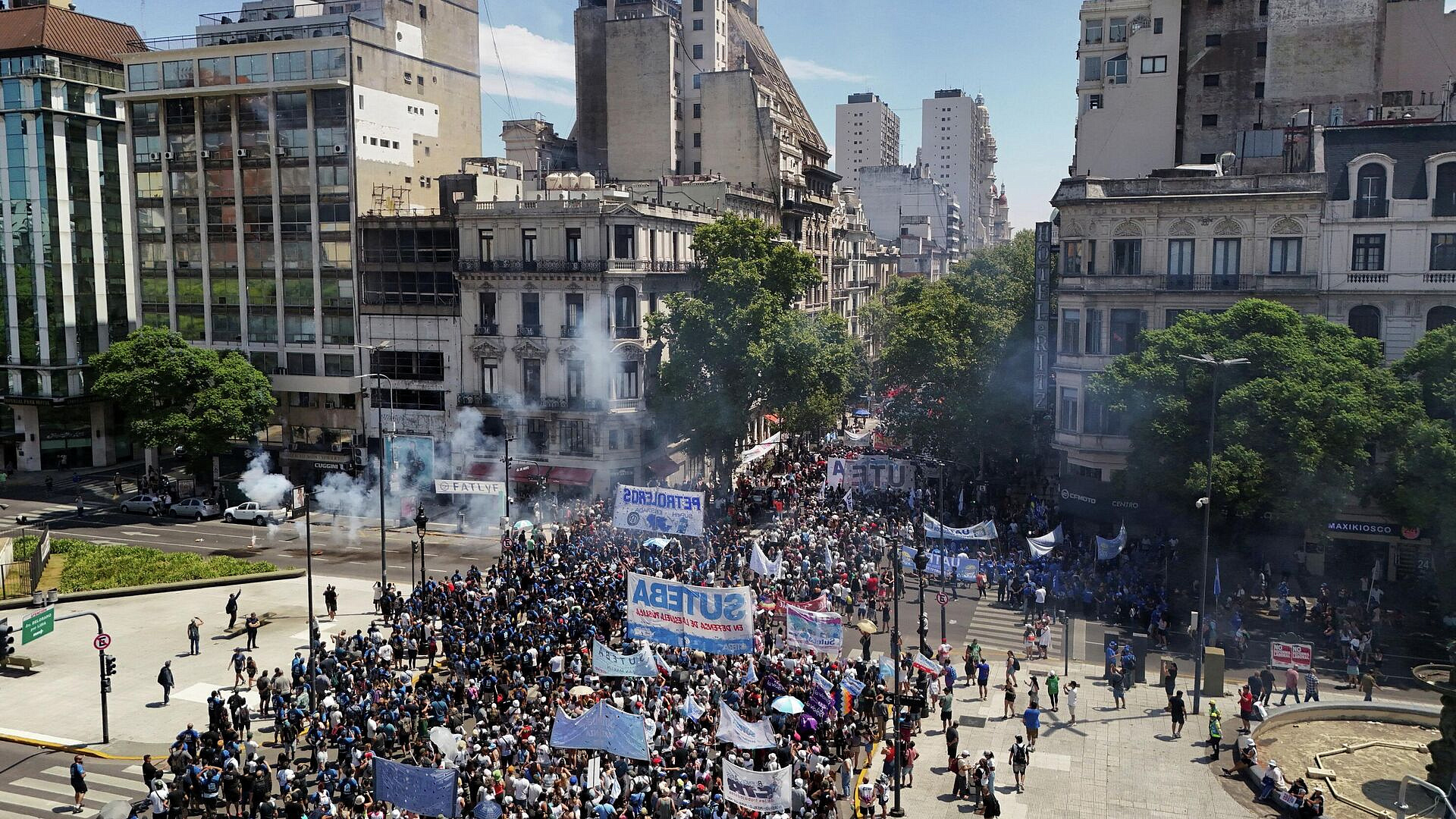 В Буэнос-Айресе полиция снова теснит протестующих