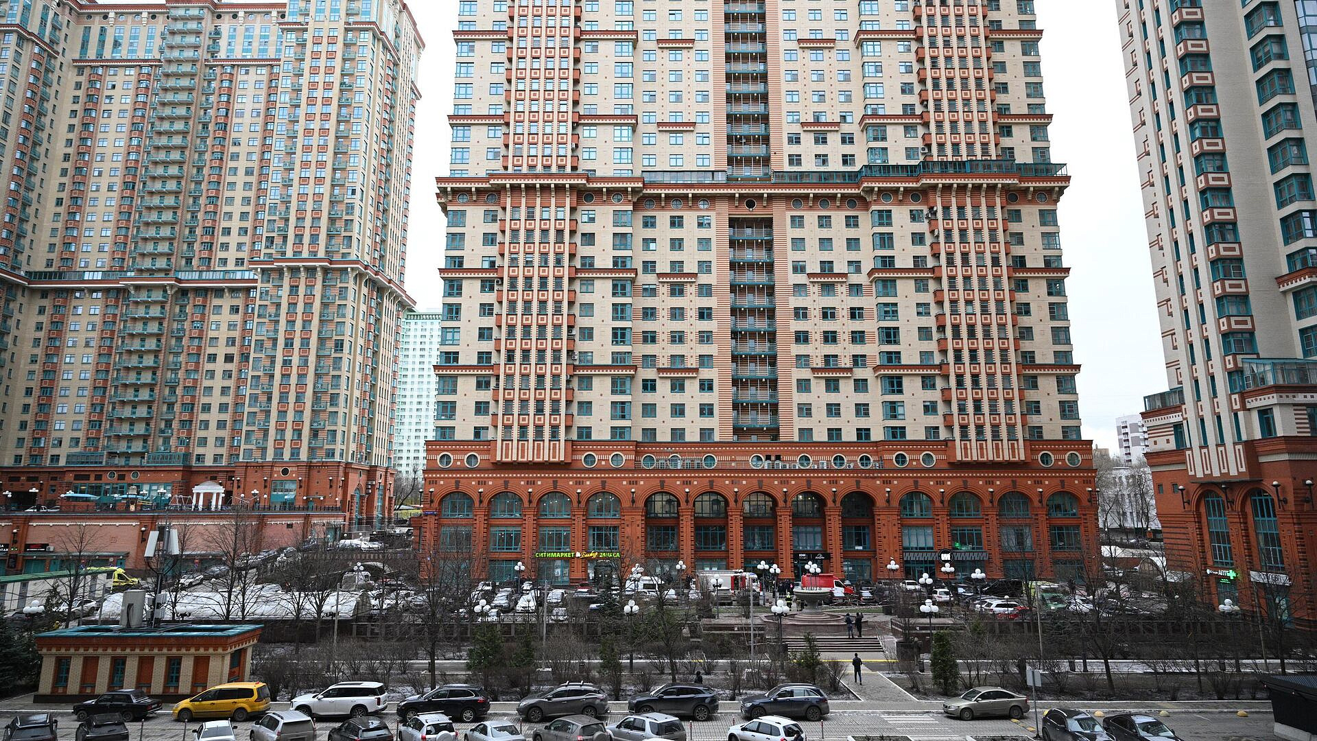 Территория у ЖК "Алые паруса" остается оцепленной после взрыва