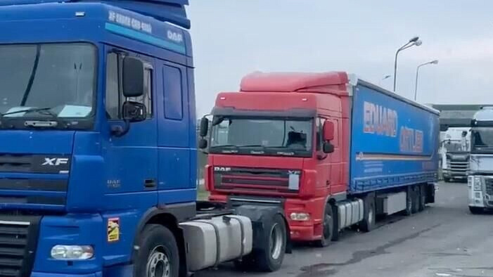 Десятки грузовиков не могут проехать с Украины в Польшу