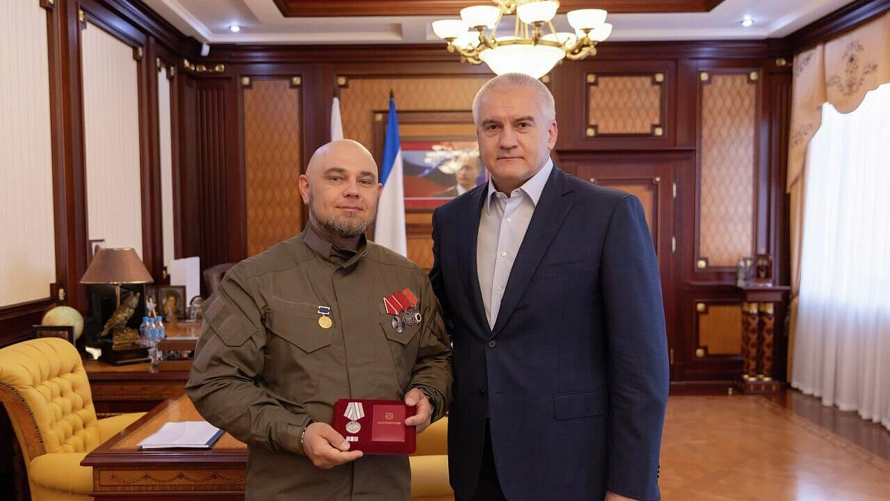 Глава Крыма вручил медаль "За мужество и доблесть" фотокорру РИА Новости