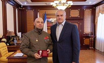 Глава Крыма вручил медаль "За мужество и доблесть" фотокорру РИА Новости