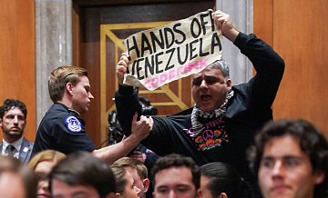 Мужчина прервал отчет Рубио перед сенатом по политике США в Венесуэле