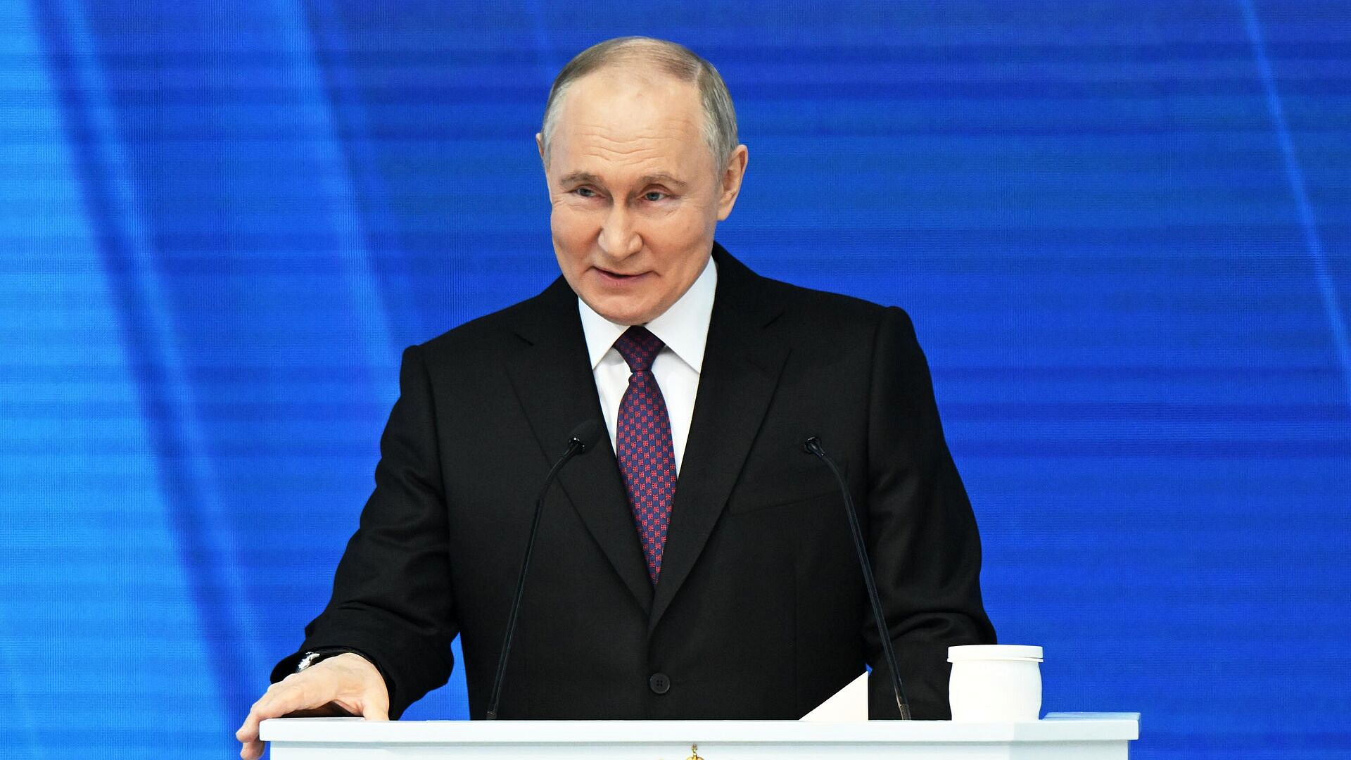 Путин в компании зарубежных коллег прибыл на Красную площадь