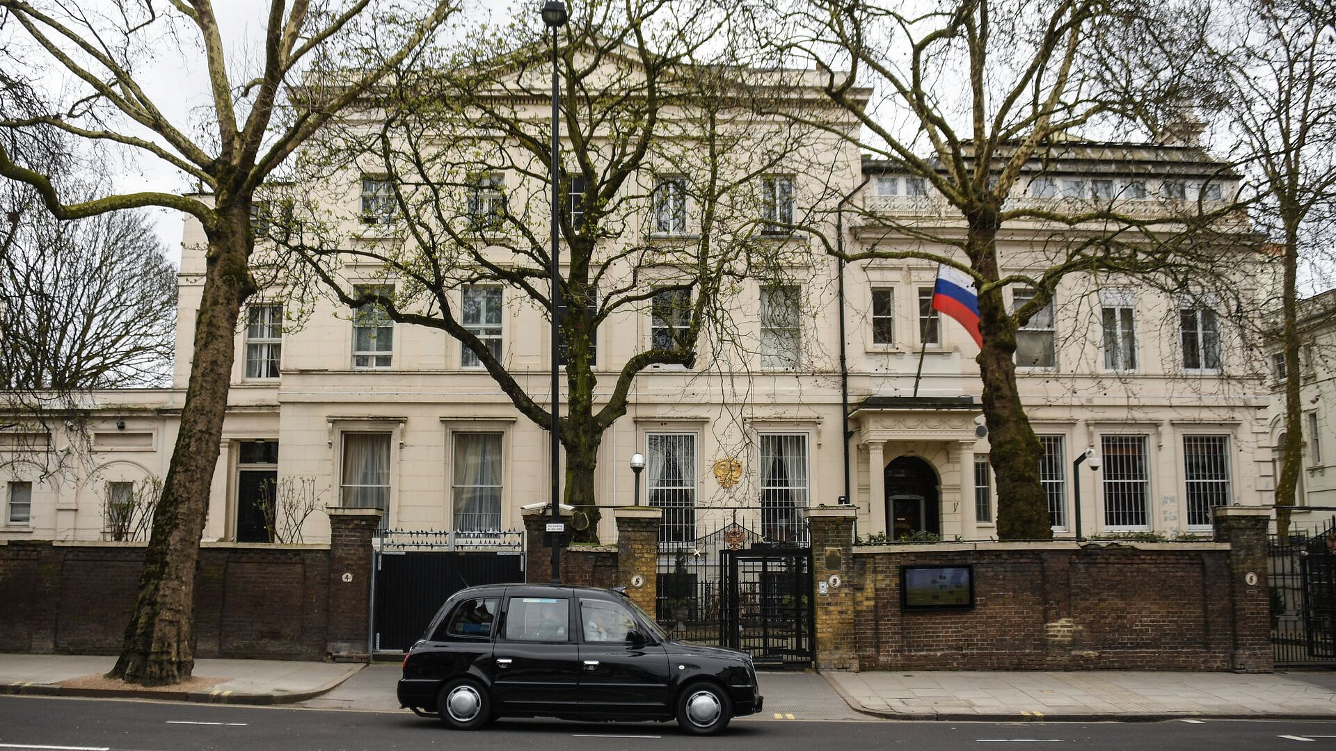 Лондон осложняют мирный диалог по Украине, заявили в посольстве России