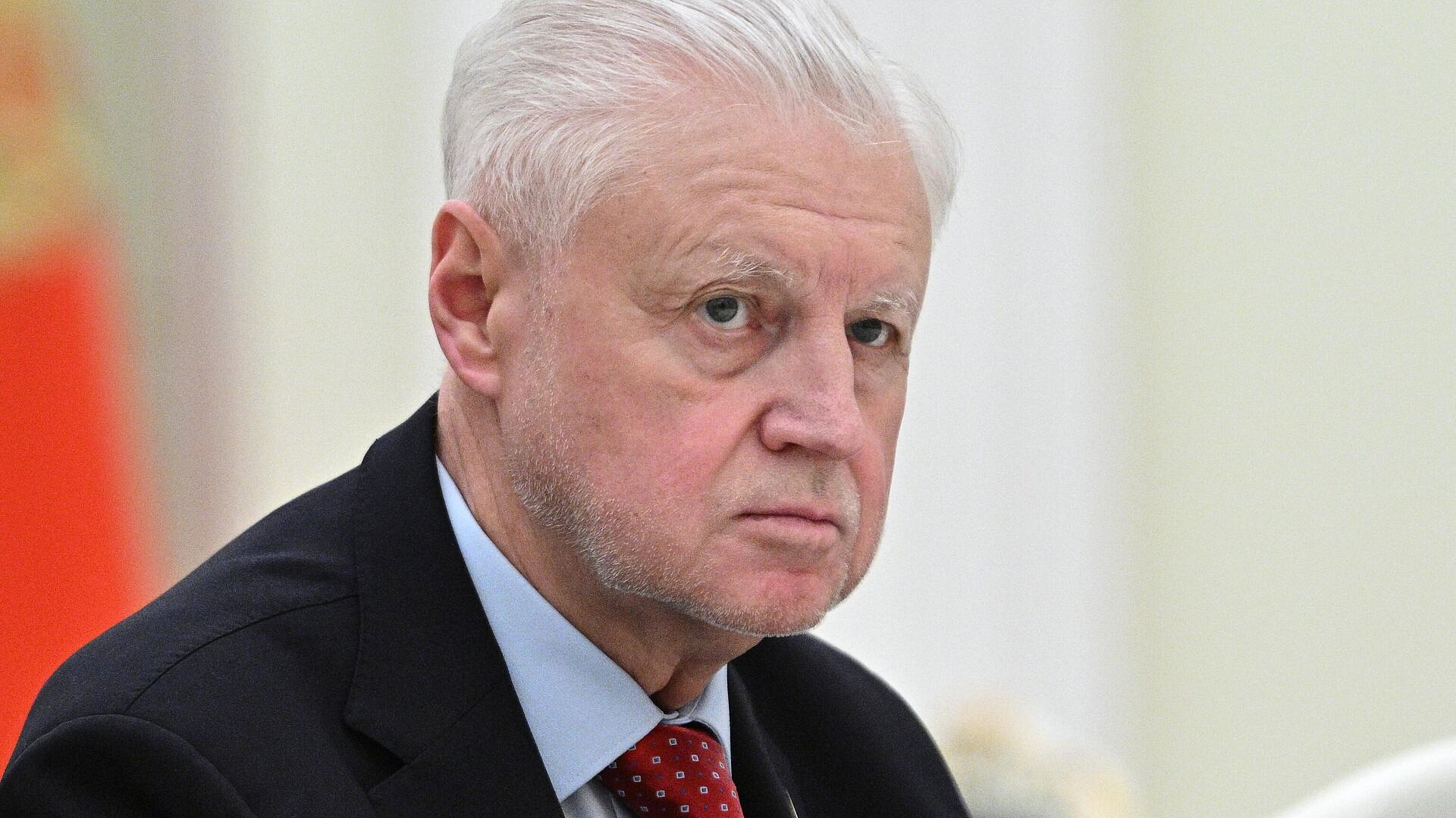 Миронов предложил дать специальный статус "военным волонтерам"