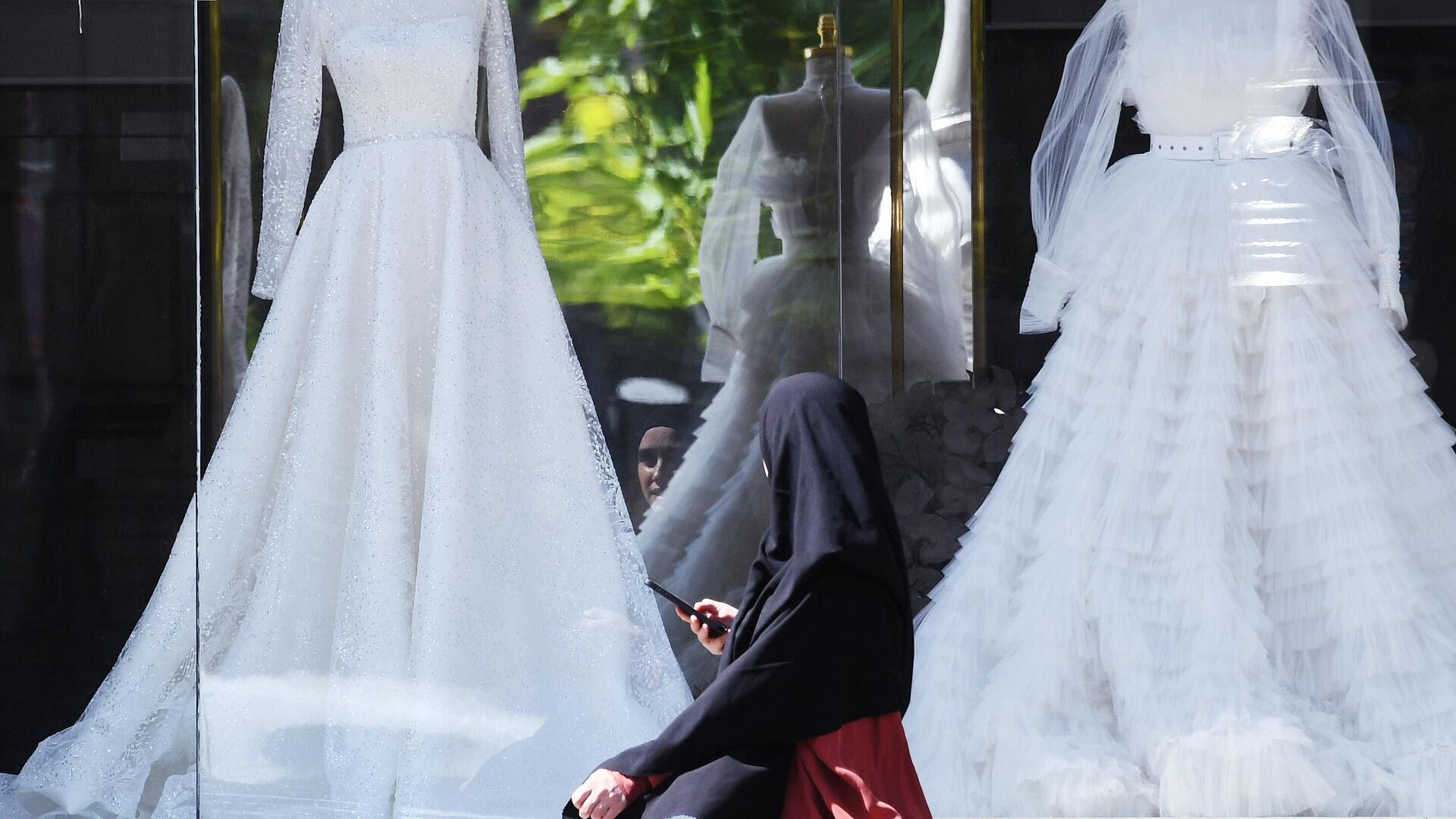 Юрист рассказал, законны ли платные примерки платьев в свадебных салонах