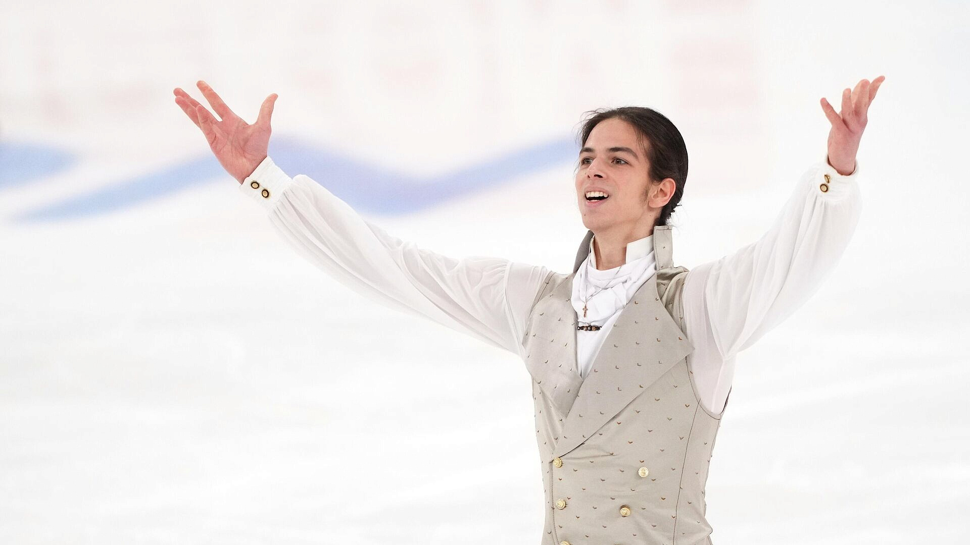 Болельщики привезли арену в Милан самодельные ободки в поддержку Гуменника