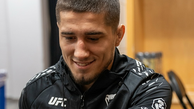 Непобежденный россиянин "задушил" бразильца на UFC 328