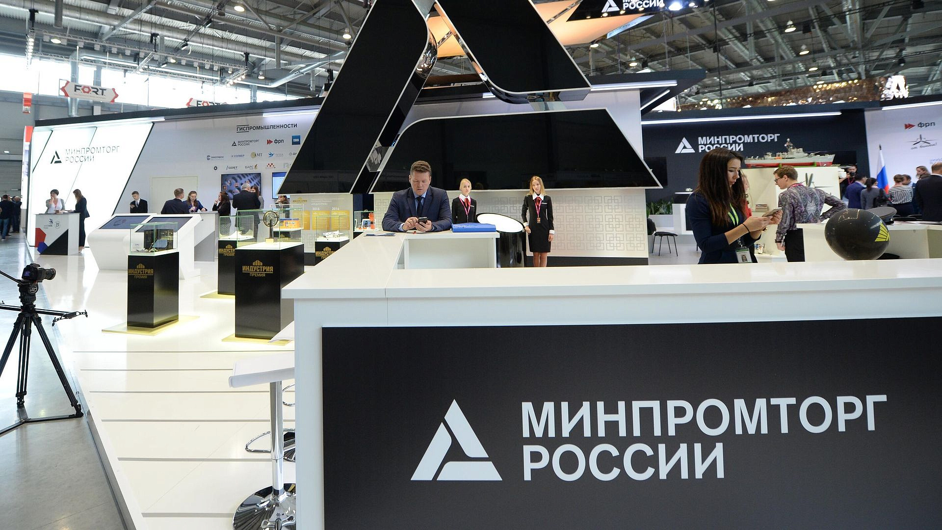 Российская промышленность обеспечивает потребности армии, заявил Алиханов