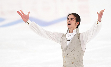 Болельщики привезли арену в Милан самодельные ободки в поддержку Гуменника