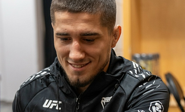 Непобежденный россиянин "задушил" бразильца на UFC 328