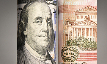 Рубль ослабнет летом к доллару, считает эксперт