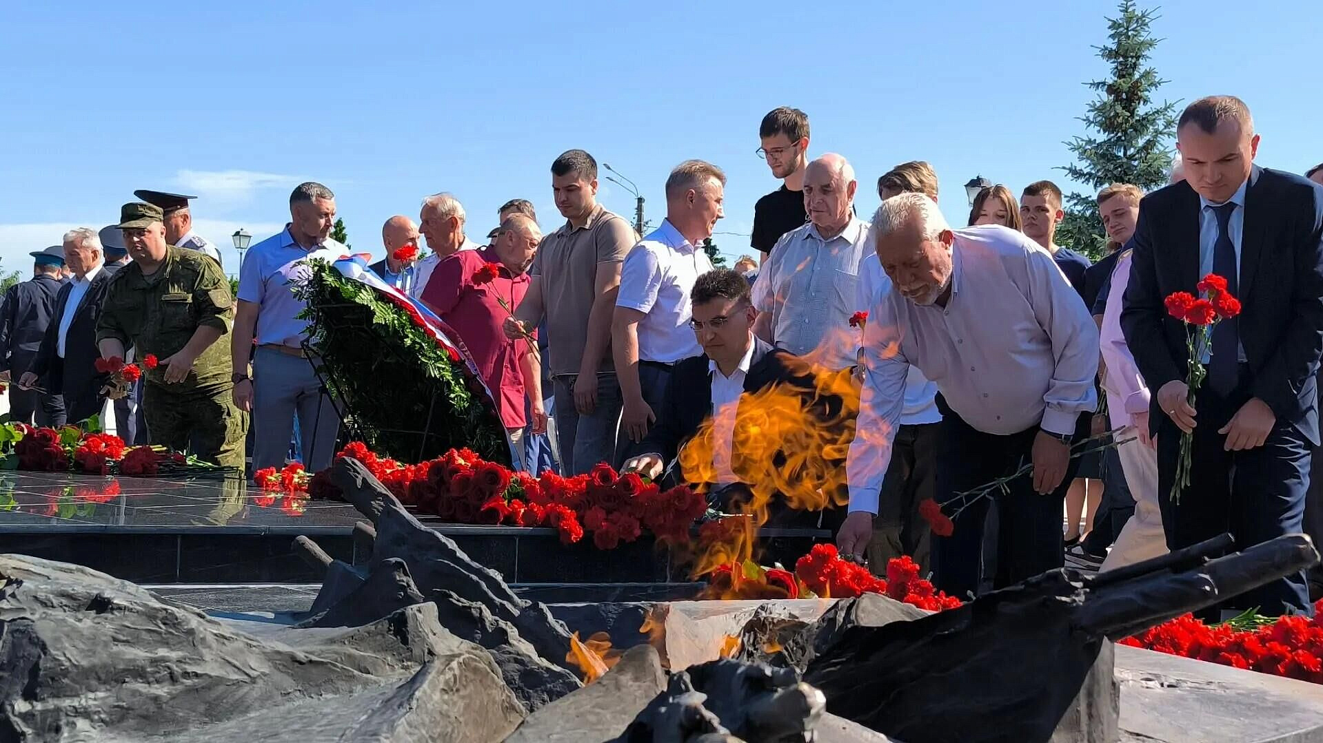 В Курске прошло возложение цветов к могиле неизвестного солдата