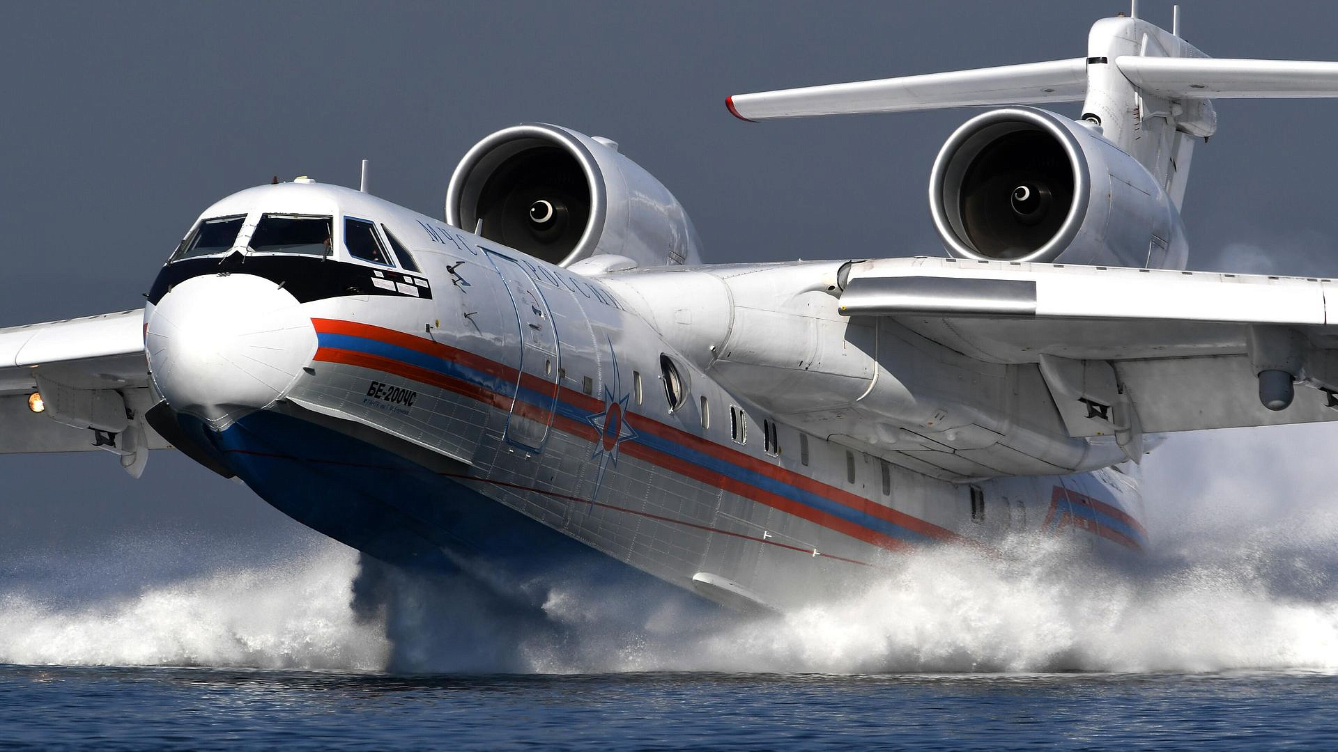 Российские Бе-200 борются с лесными пожарами в Турции