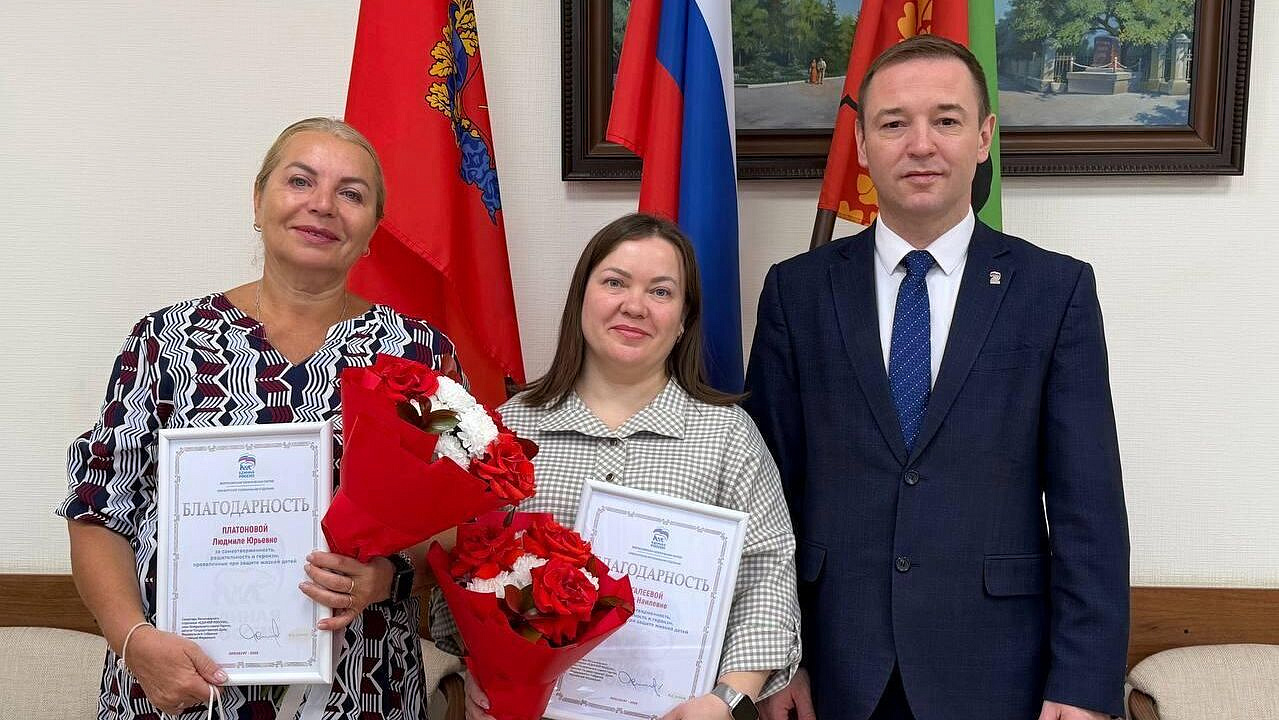 Замглавы Росгвардии наградил воспитательниц, защитивших детей в Оренбуржье