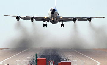 Самолет ядерной разведки США вернулся на базу в Британии из-за неполадки