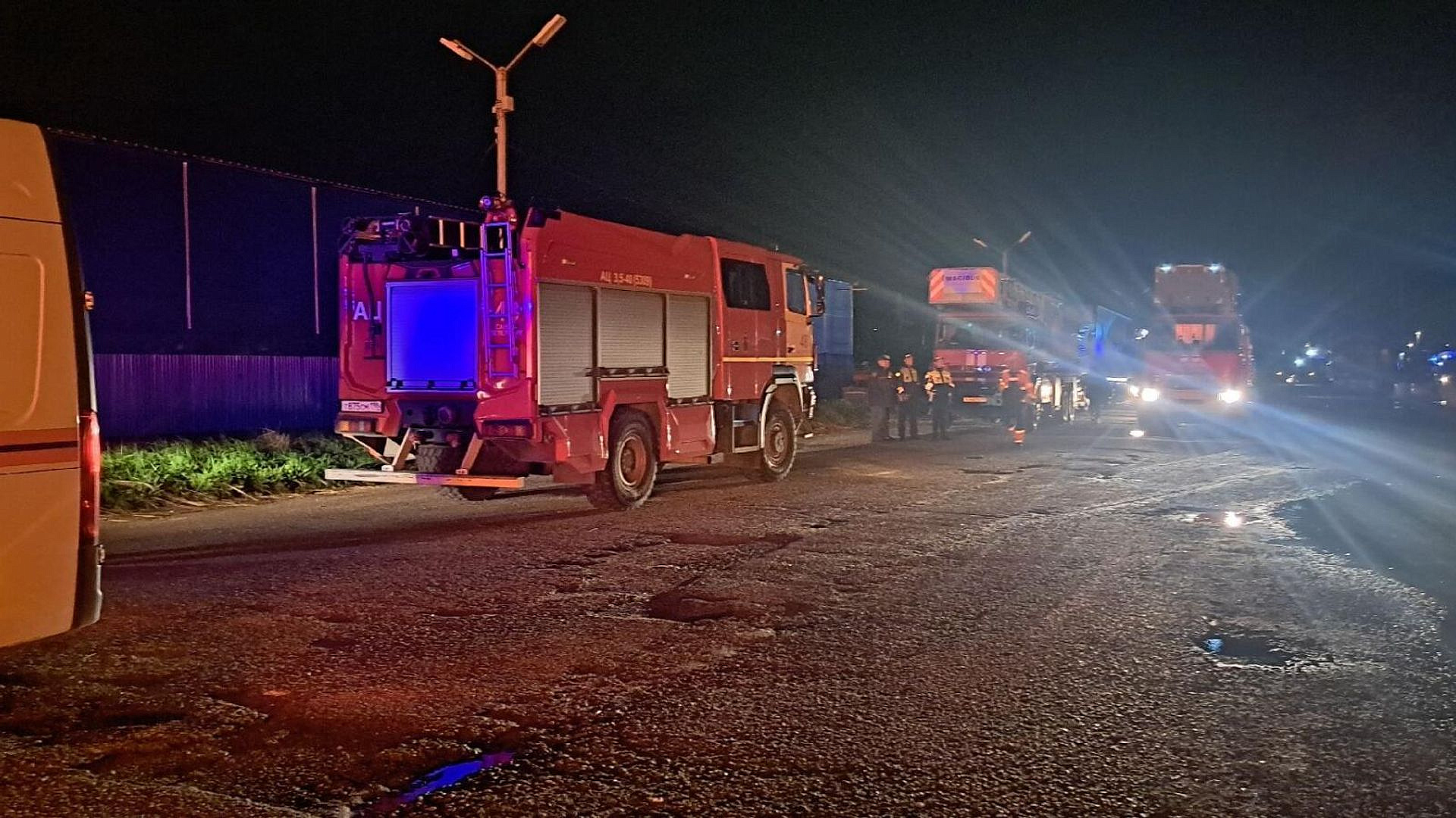 У спасателей возникли трудности с тушением пожара на складе в Петербурге