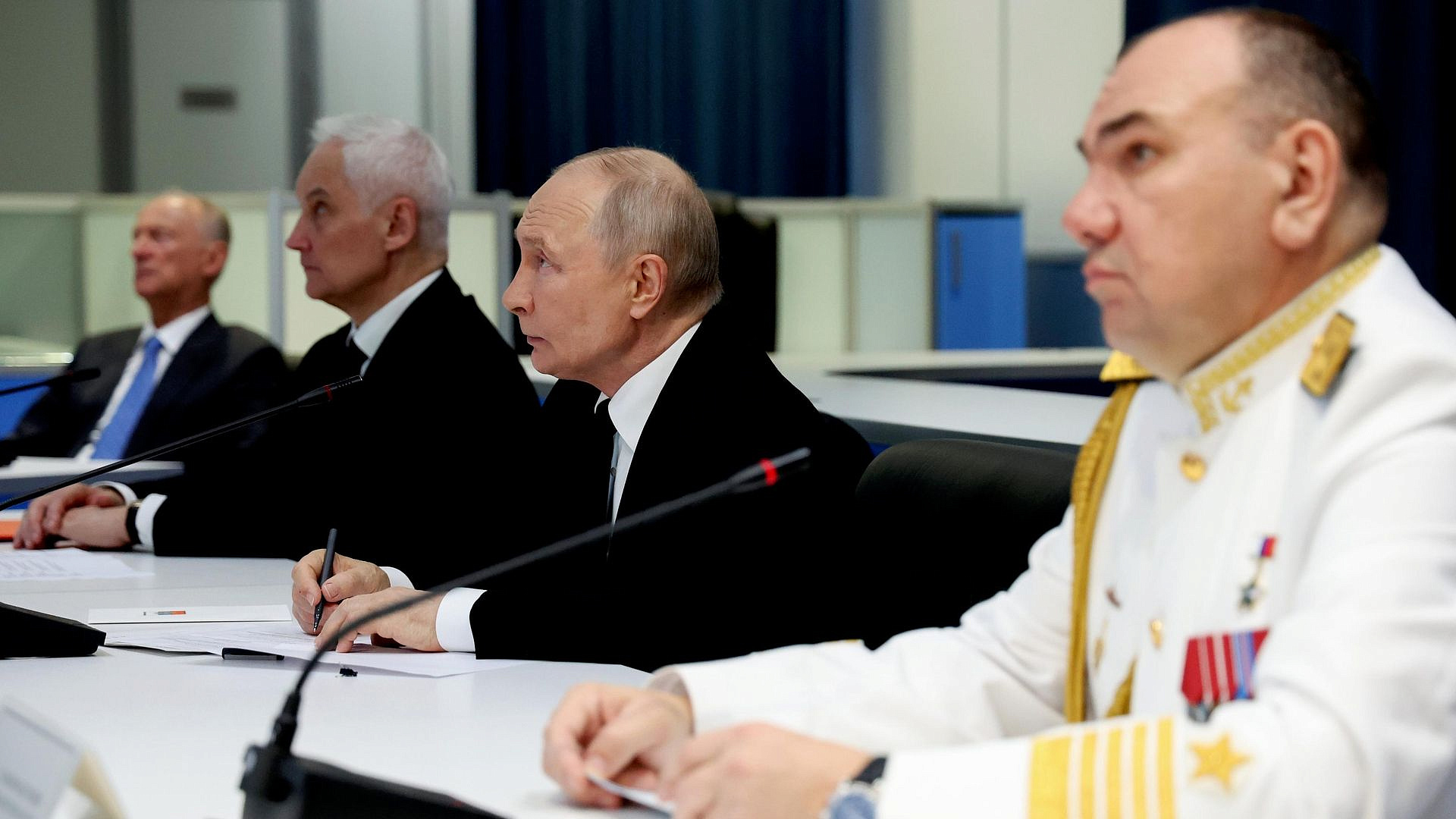 Путин назвал встречу с моряками семейной