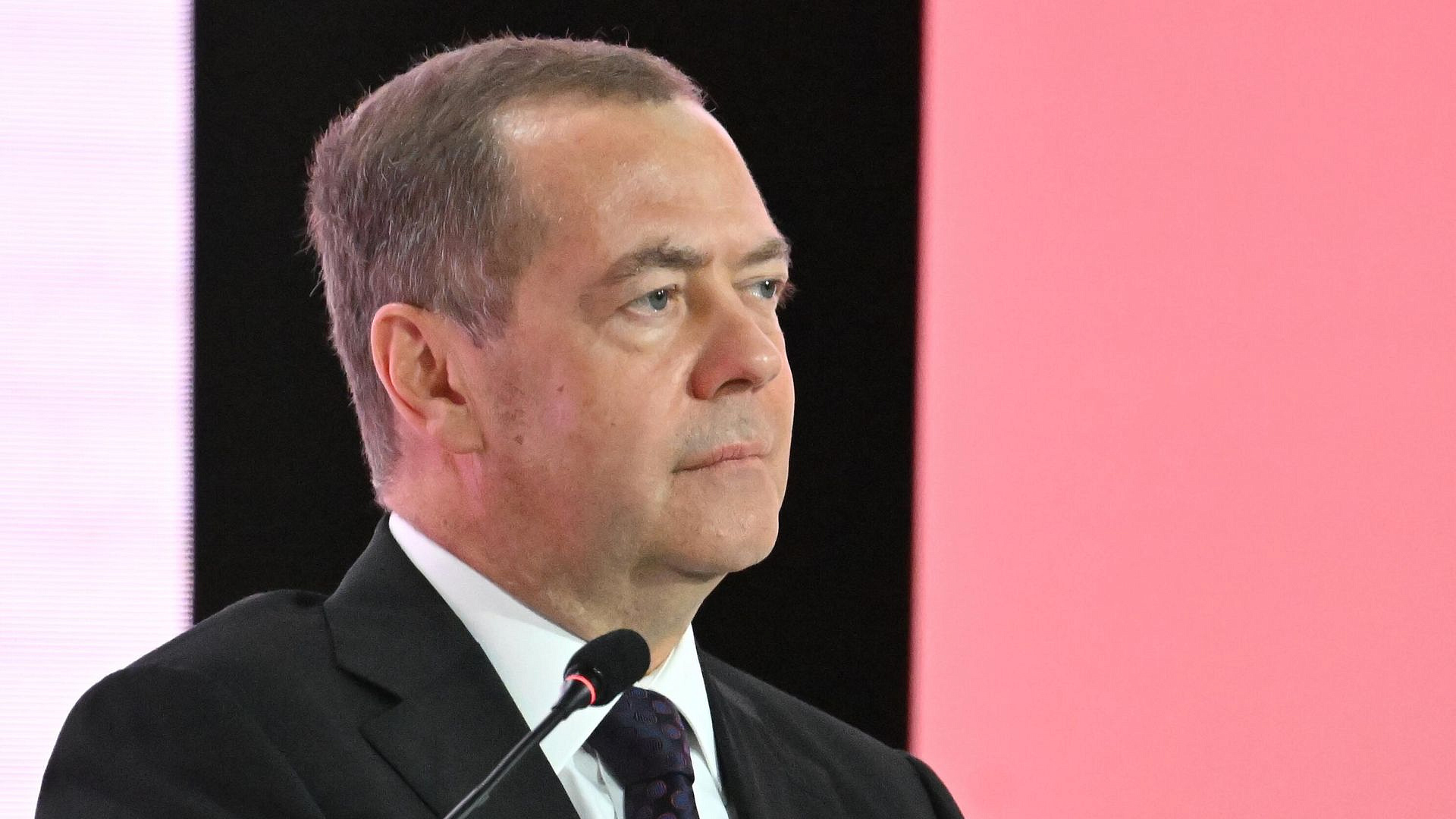 Россиянам, чтобы победить, нужно консолидироваться, заявил Медведев