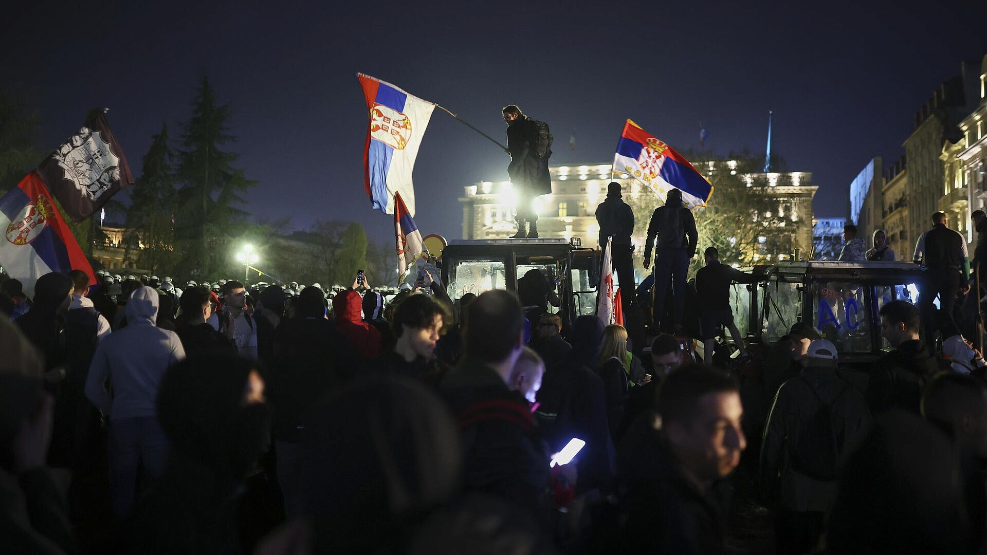 В Сербии третьи сутки блокируют здание Радио и телевидения