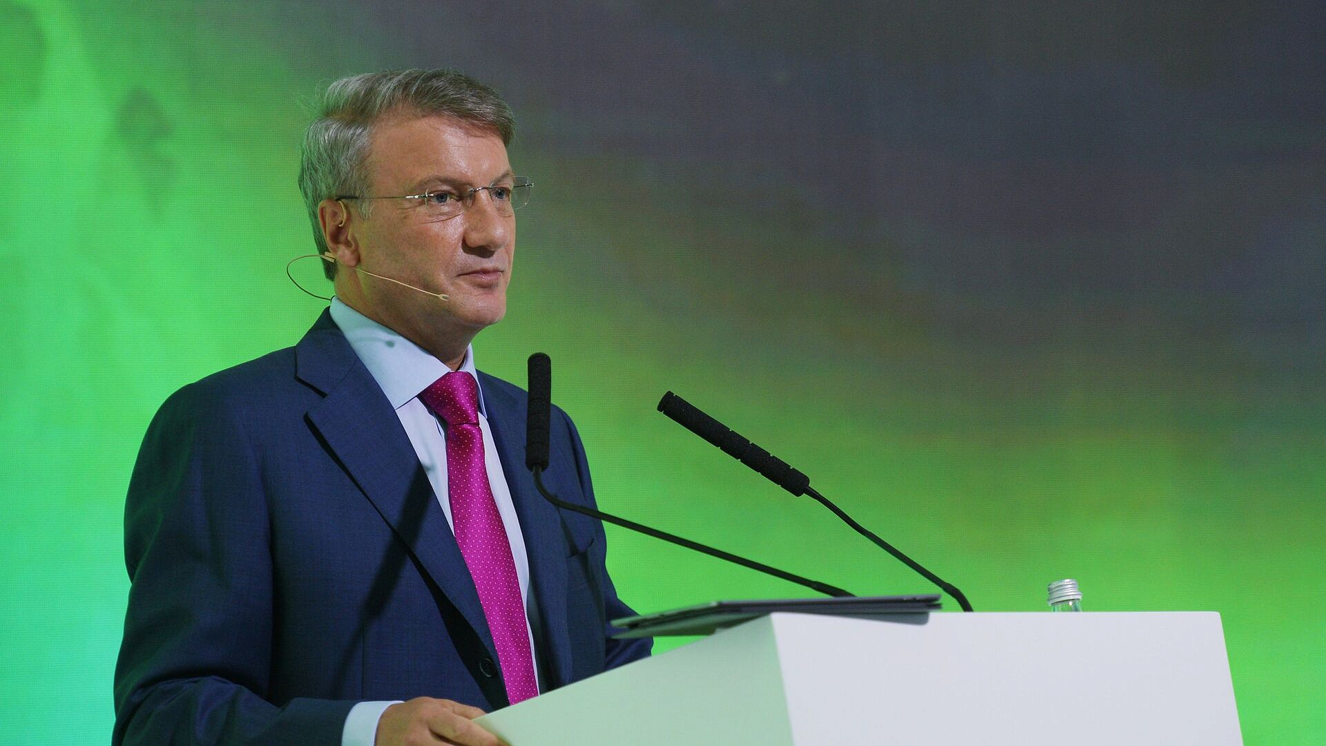 Менять чиновников на ИИ пока рано, считает Греф