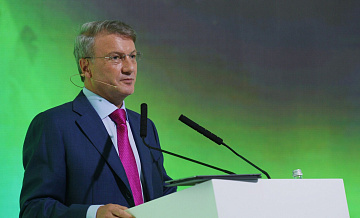 Менять чиновников на ИИ пока рано, считает Греф