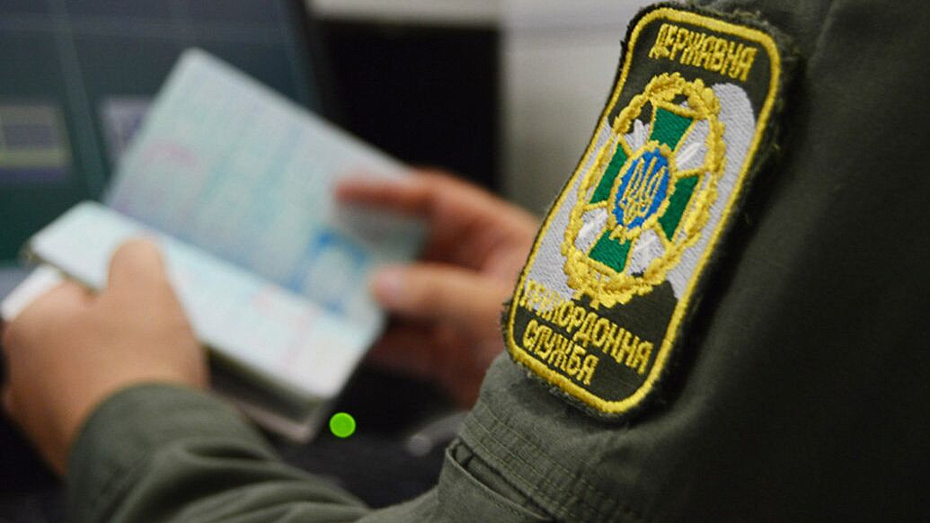 Страны Евросоюза начали возвращать украинцев домой, пишут СМИ