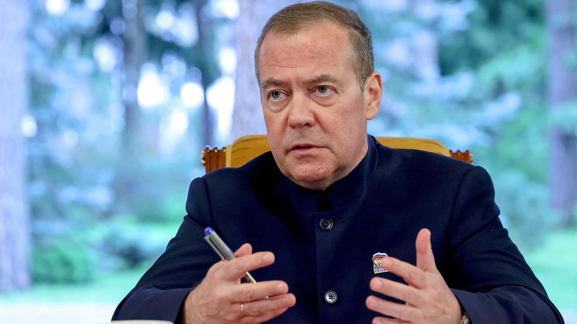 Медведев призвал восстановить инфраструктуру новых регионов и малых городов