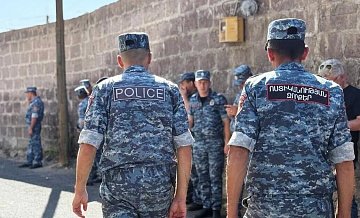 В Армении задержали двух человек после инцидента с Пашиняном в церкви
