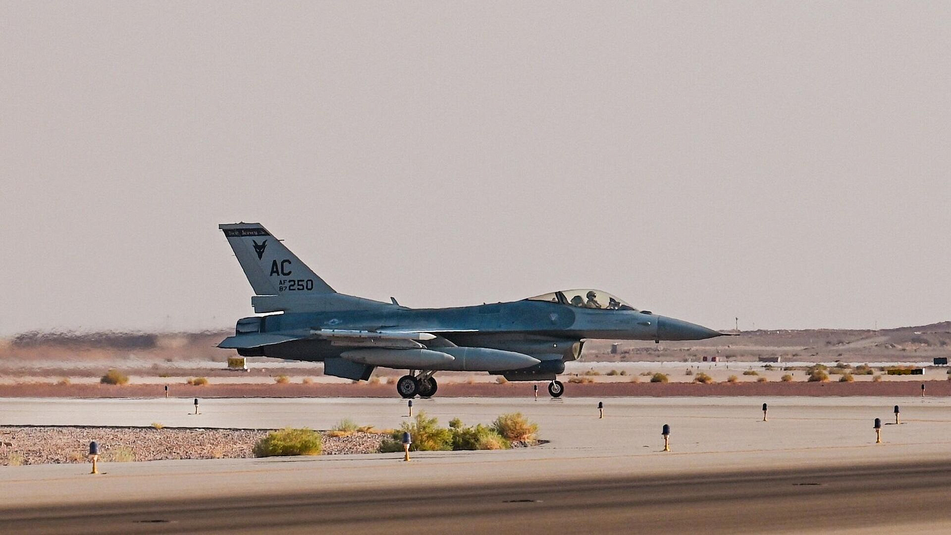   18  F-16     